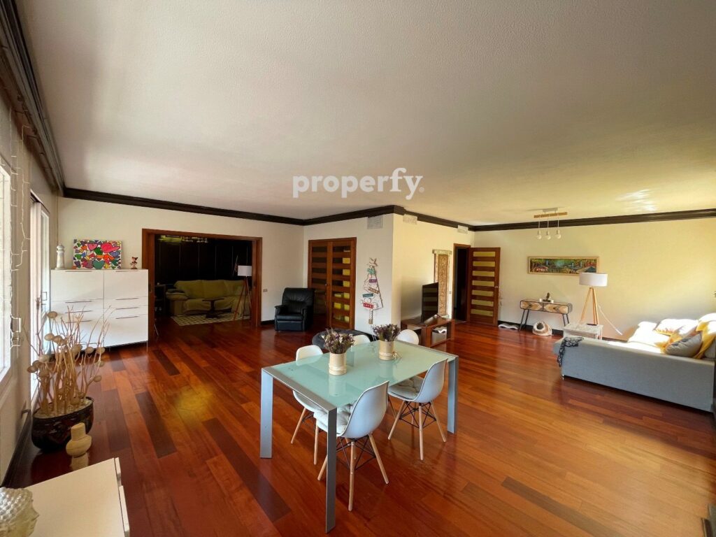 Piso de 6 habitaciones y dos terrazas en Nena Casas, Tres Torres.