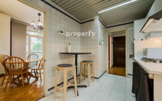 Piso de 4 habitaciones con balcón y patio en Galvany Barcelona