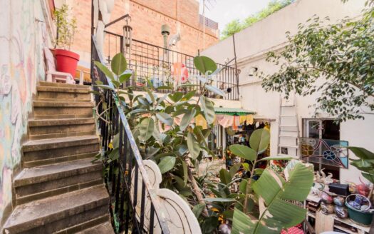Casa planta baja con patio y altillo en Les Corts, Barcelona