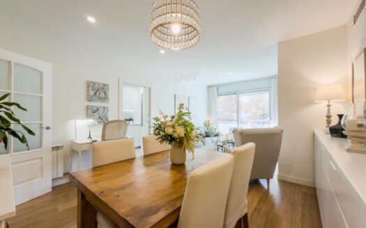 Piso con terraza, piscina, pk y trastero en Torreblanca St Cugat