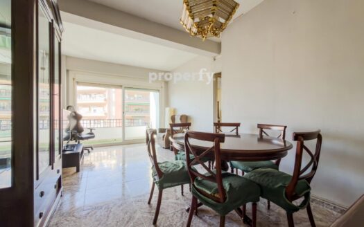 Piso alto con balcón, 4 habitaciones, 2 baños y parking en Gràcia
