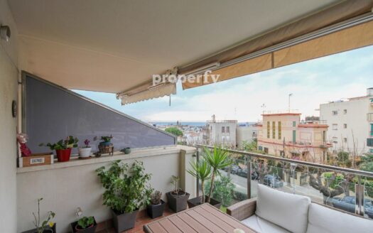 Piso 3 habitaciones con terraza, parking y piscina en Sitges
