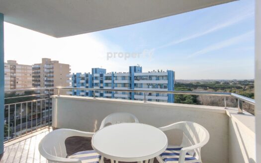 Piso con terraza, vistas al mar y piscina comunitaria en Blanes