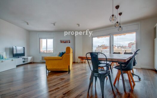 Piso de 4 hab con terraza y parking en Vallparadís, Terrassa