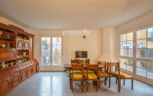 Casa pareada en urbanización Entrepinos con piscina y parking