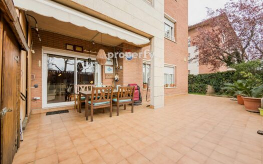 Piso con terraza, piscina y parking en Sant Cugat