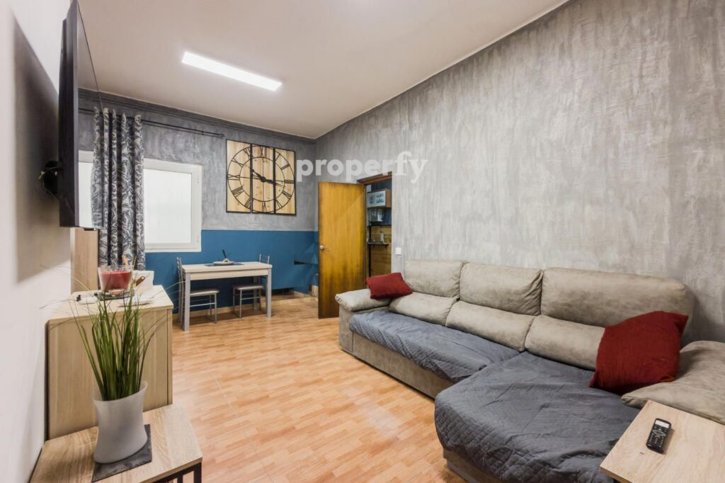 Piso reformado con dos habitaciones y patio
