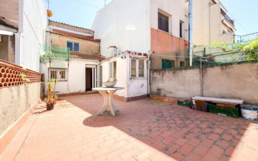 Casa para reformar con terraza en Sabadell