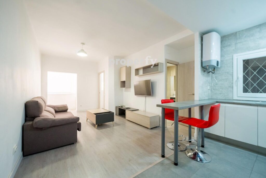 Piso reformado de dos habitaciones con cocina abierta en Congrés