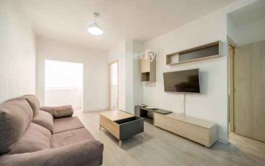 Piso reformado de dos habitaciones con cocina abierta en Congrés
