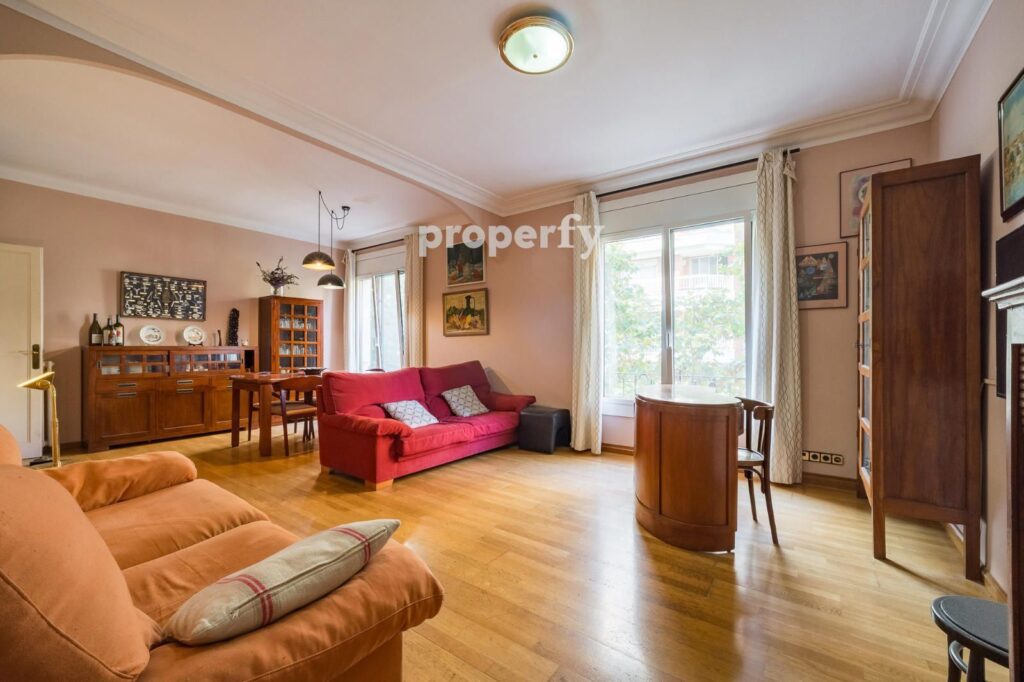 Piso a reformar de 3 habitaciones en Eixample