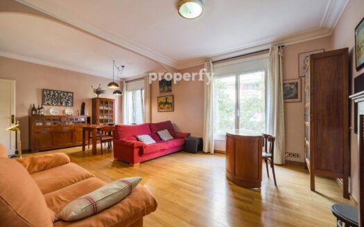 Piso a reformar de 3 habitaciones en Eixample